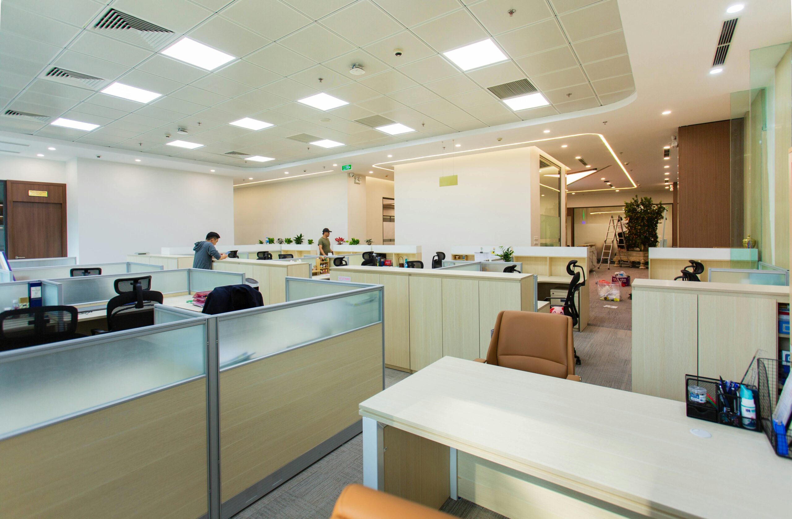 Jak wybrać firmę do obsługi open space, piętrowego biurowca i przestrzeni coworkingowej w jednym kontrakcie? – Sprzątanie biur Warszawa