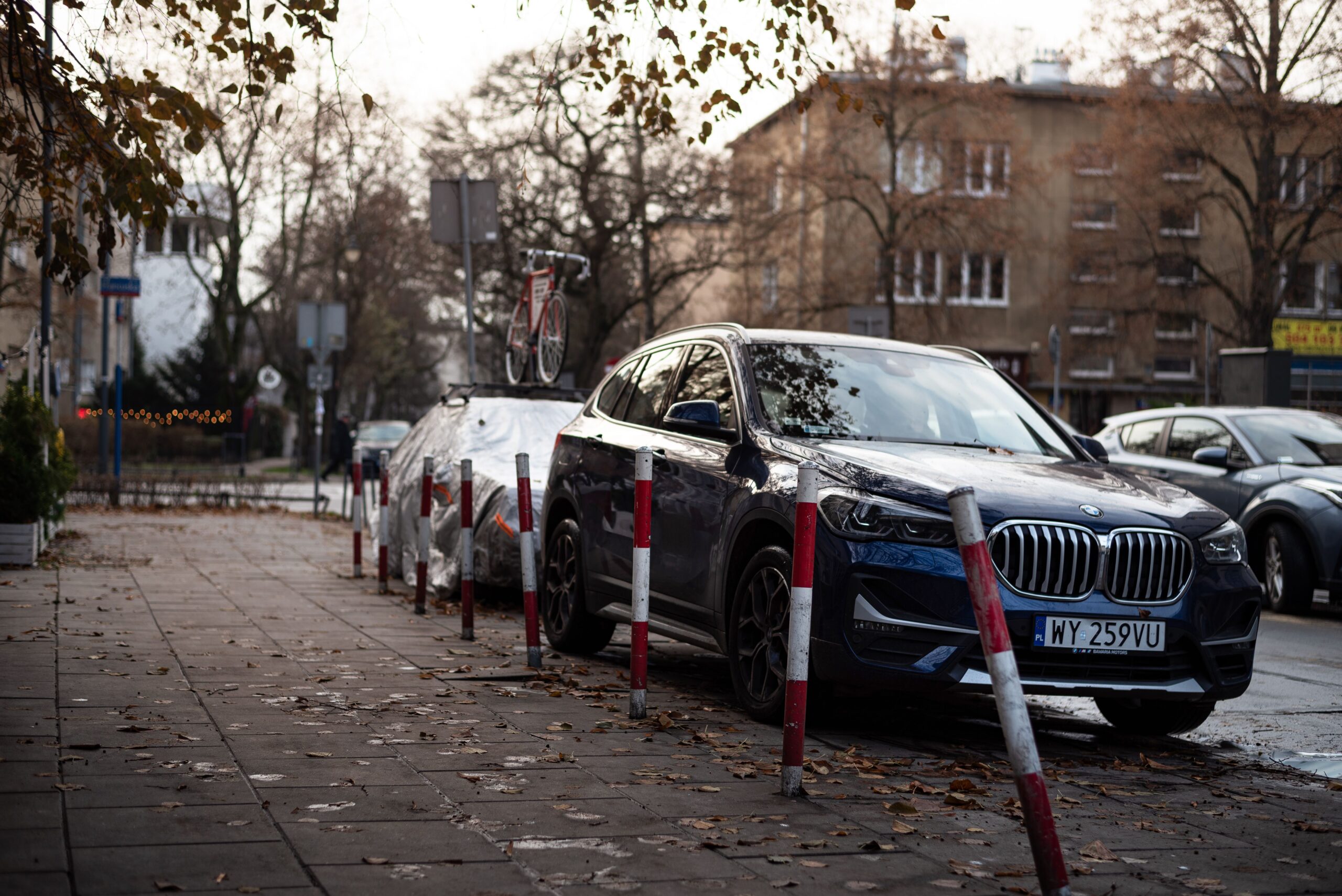 Jak zabezpieczyć swoje miejsce postojowe i która blokada parkingowa sprawdzi się najlepiej na osiedlu, w biurowcu i w hali?