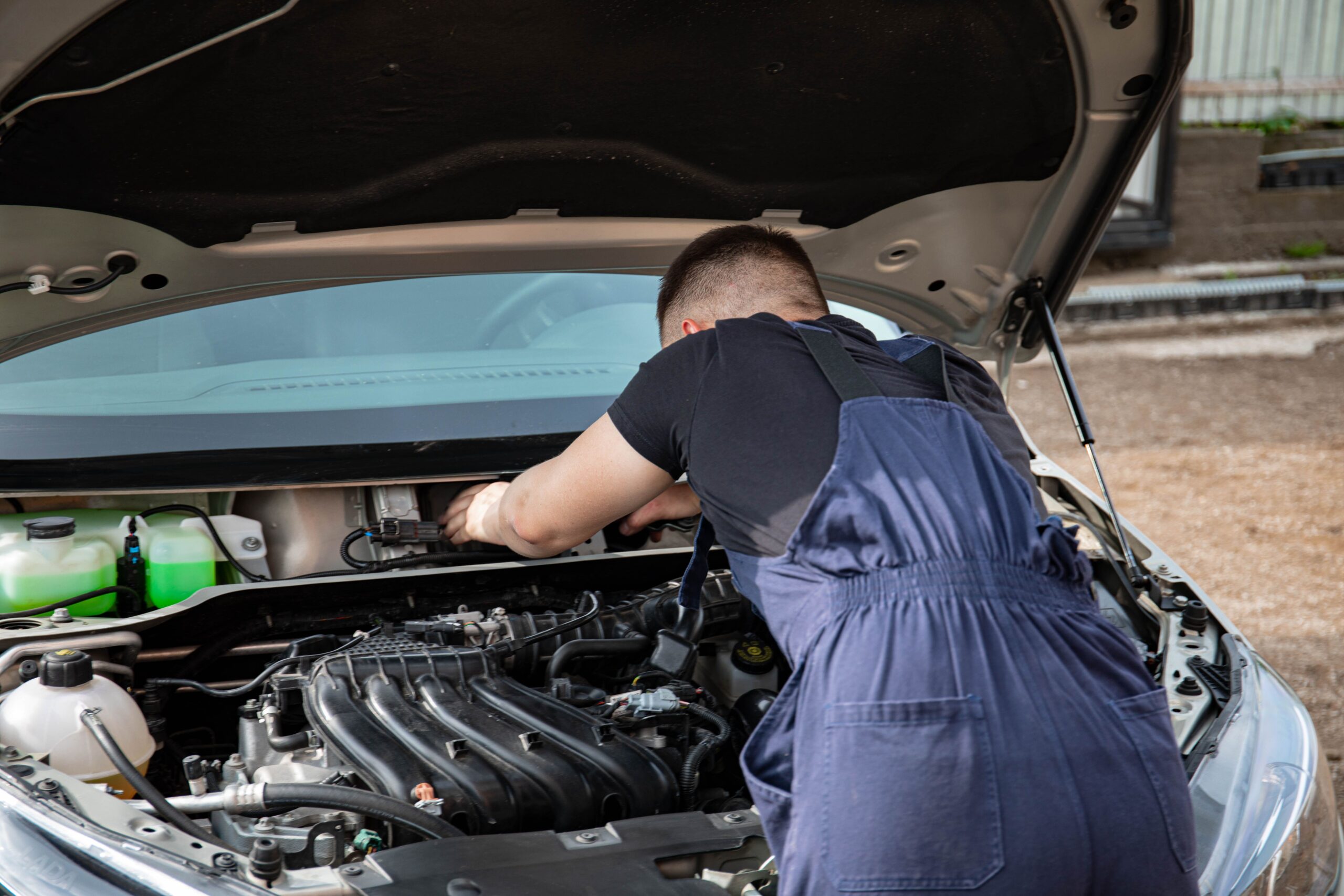 Dlaczego regularny przegląd auta przed długą trasą to inwestycja w bezpieczeństwo – Sprawdź autoryzowany serwis Peugeot w Zielonej Górze